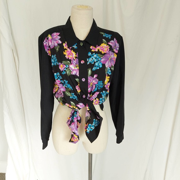 Vintage 80s 90s Floral Button-Down with Fabric Buttons - Picture 4 of 9